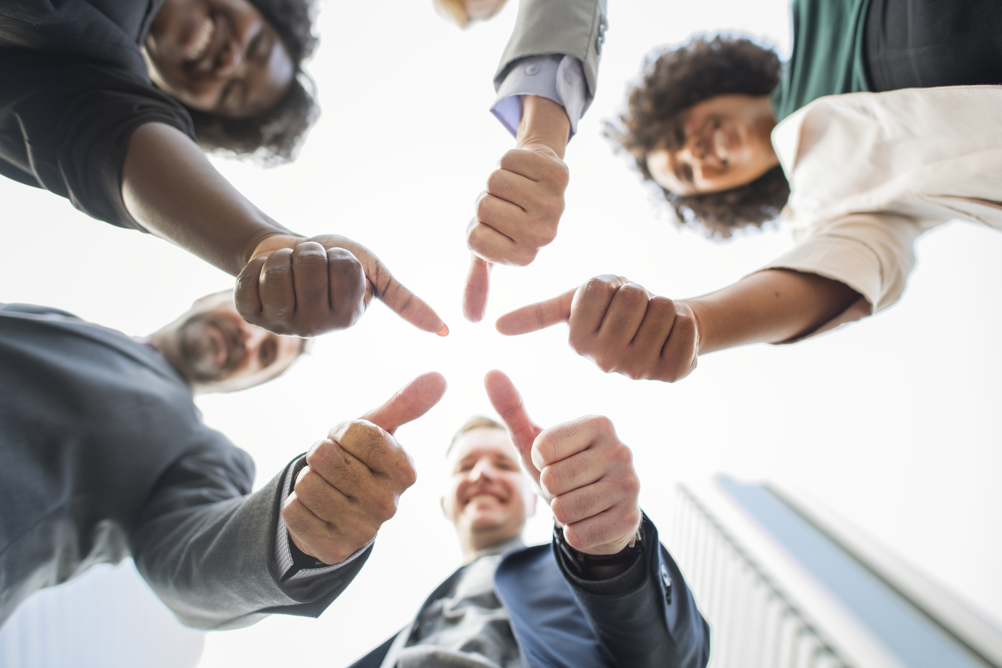 Business people giving a thumbs up Hórus Engenharia e Manutenção de Elevadores em Brasília DF